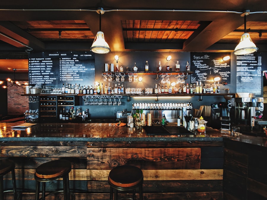 Barmen priprema piće